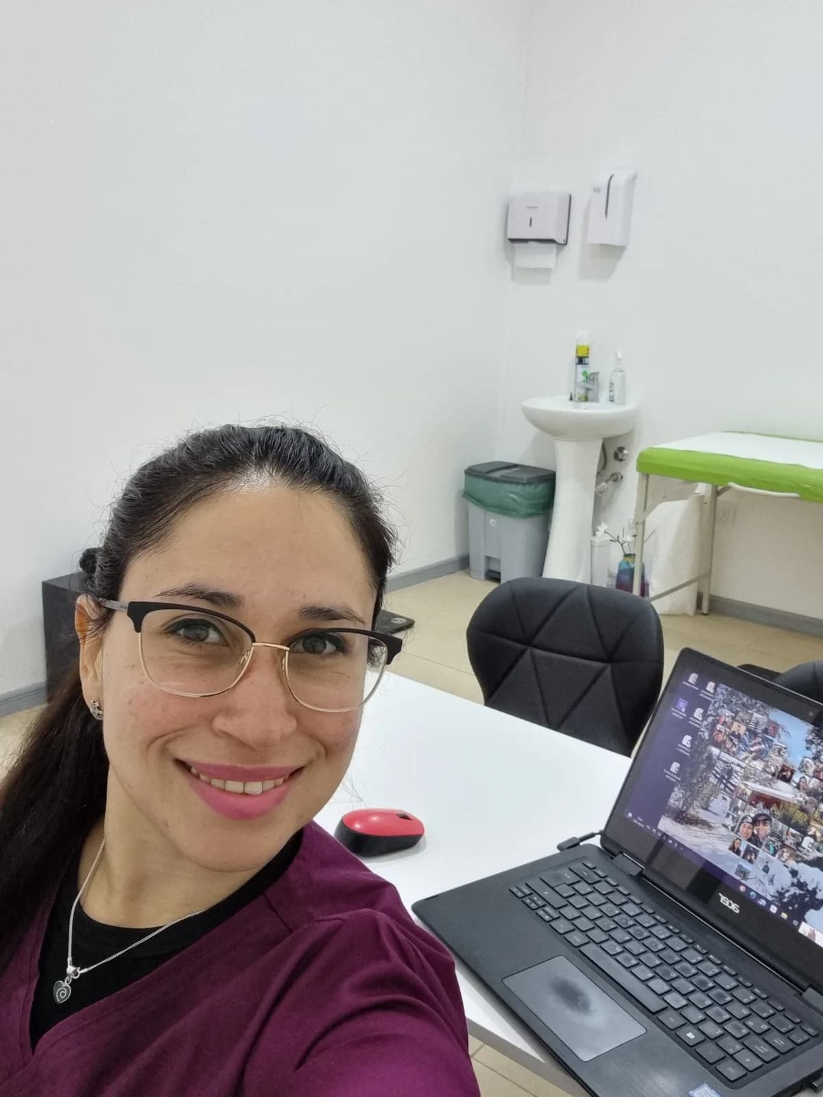 Dra. Natalia Araya en su consulta médica